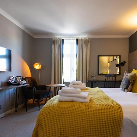 Bridge Hotel Гринфорд Экстерьер фото