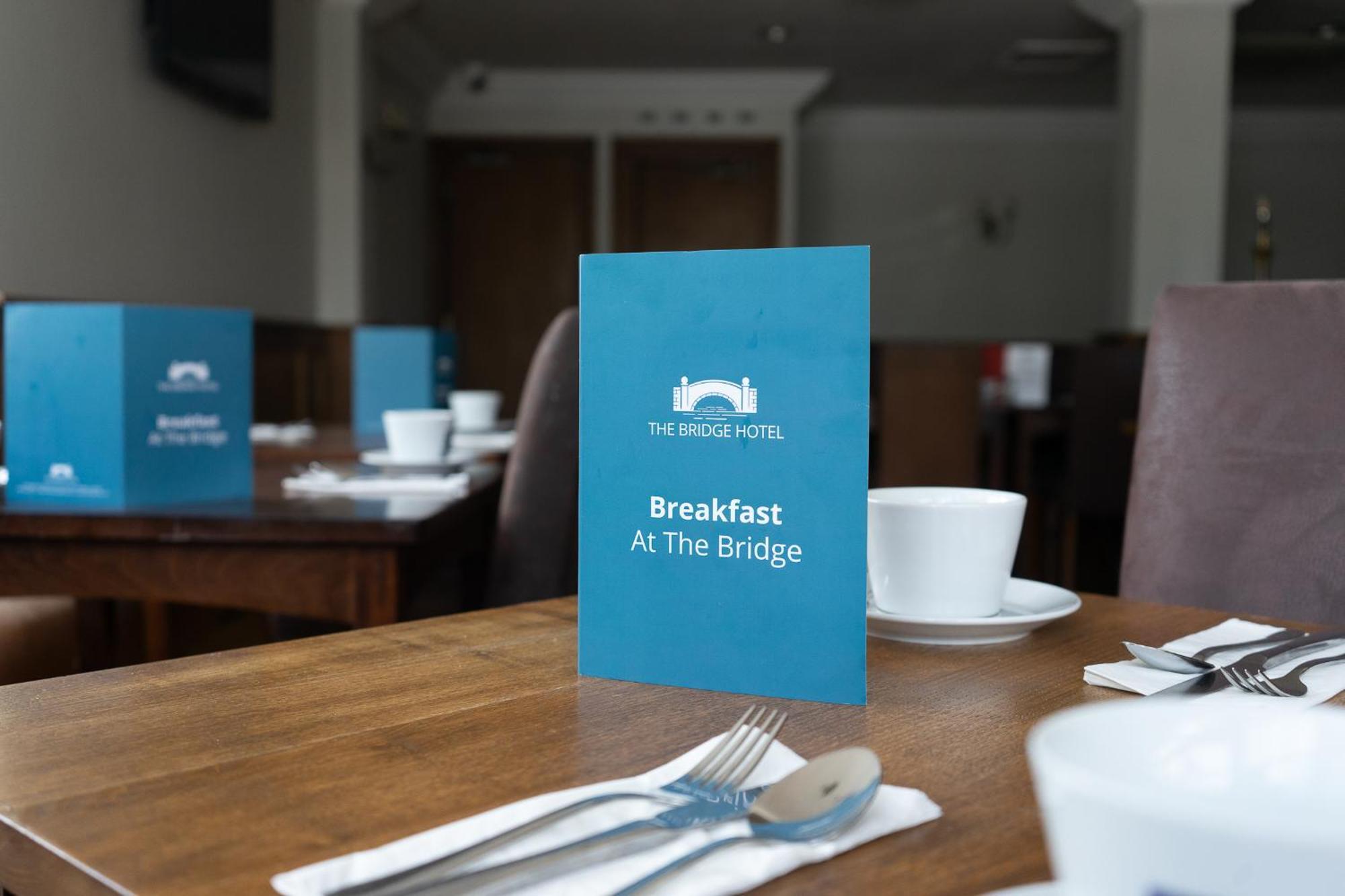 Bridge Hotel Гринфорд Экстерьер фото