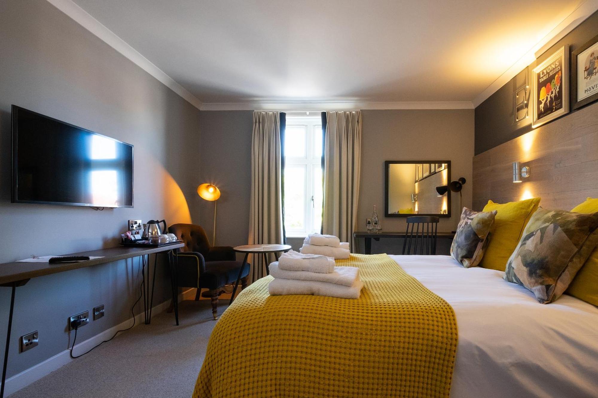 Bridge Hotel Гринфорд Экстерьер фото