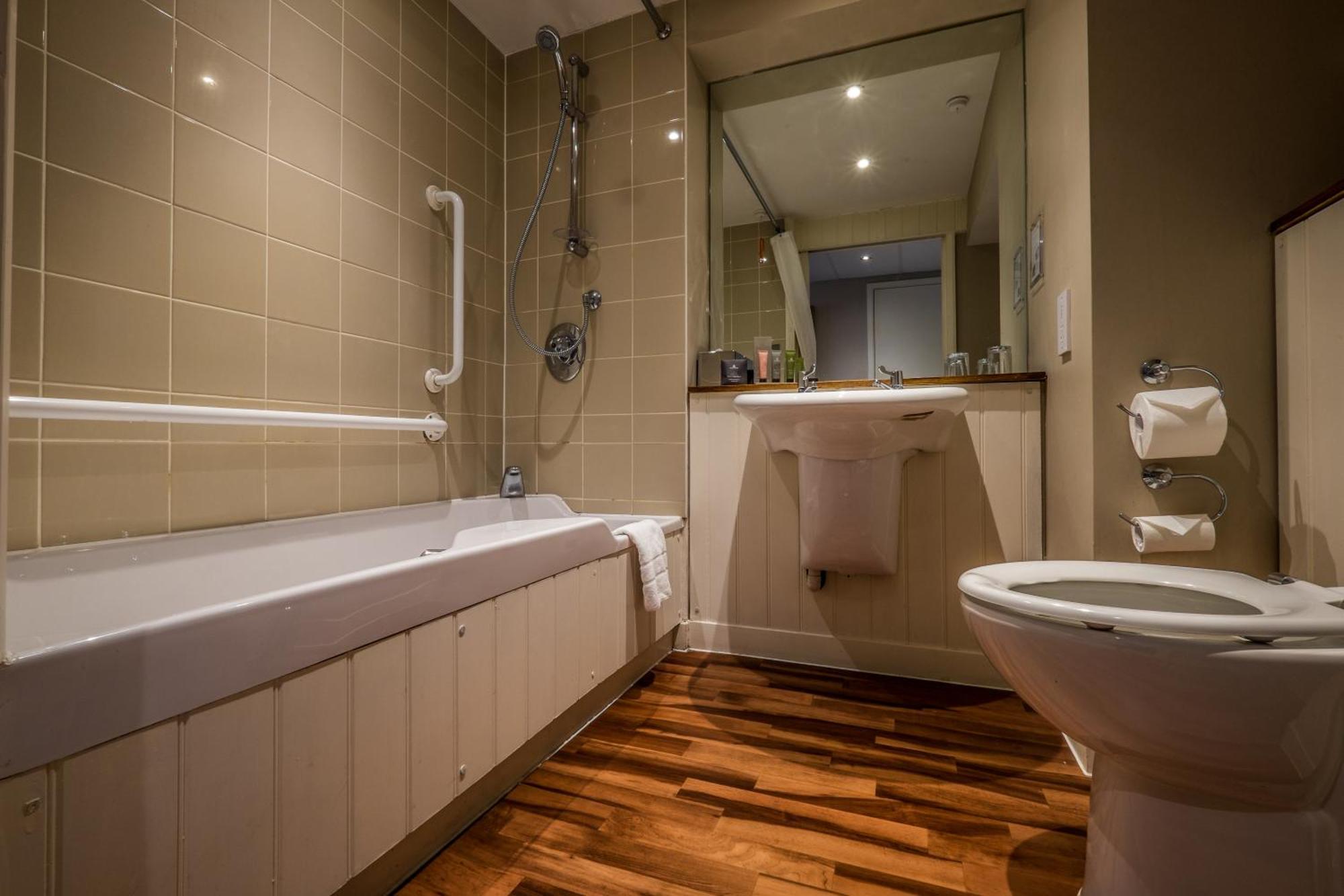 Bridge Hotel Гринфорд Экстерьер фото