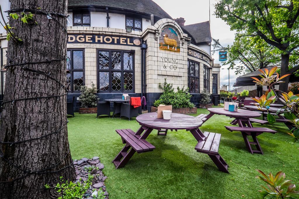 Bridge Hotel Гринфорд Экстерьер фото