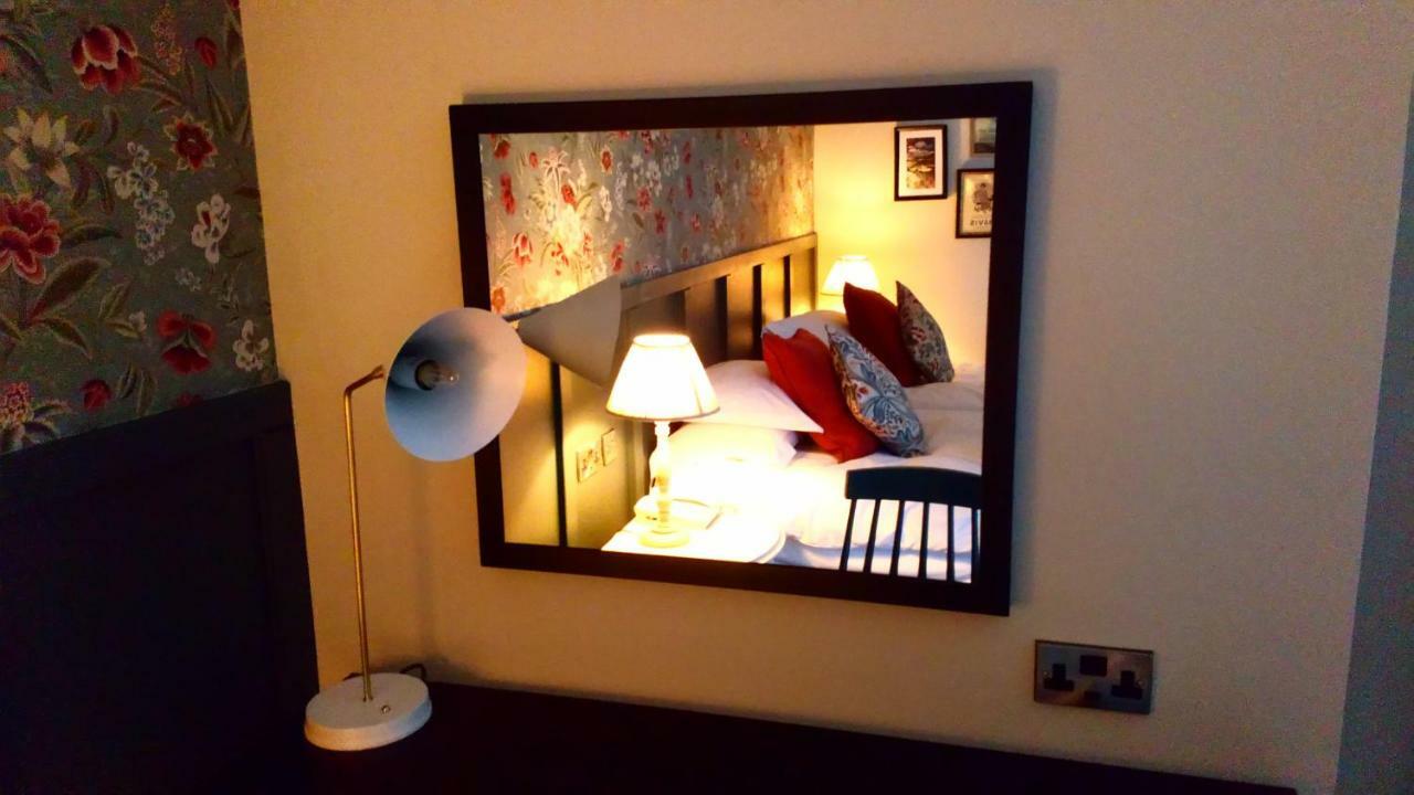 Bridge Hotel Гринфорд Экстерьер фото