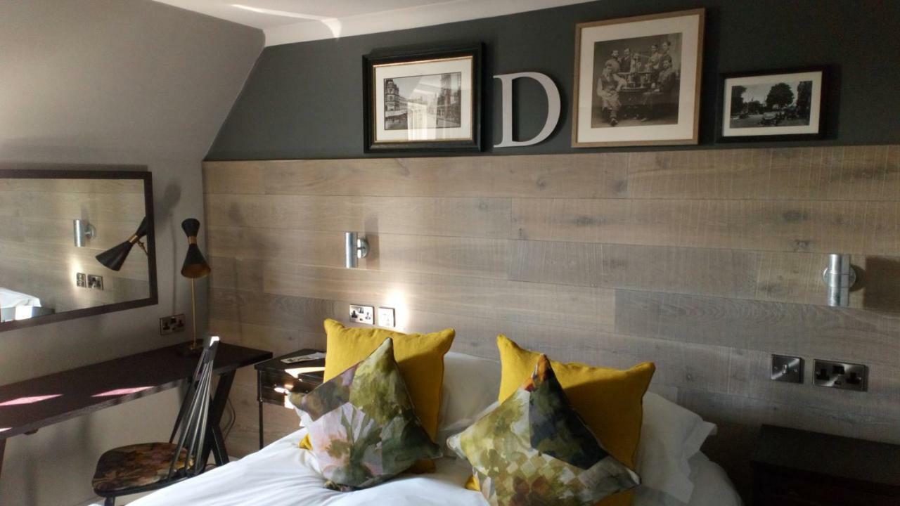 Bridge Hotel Гринфорд Экстерьер фото