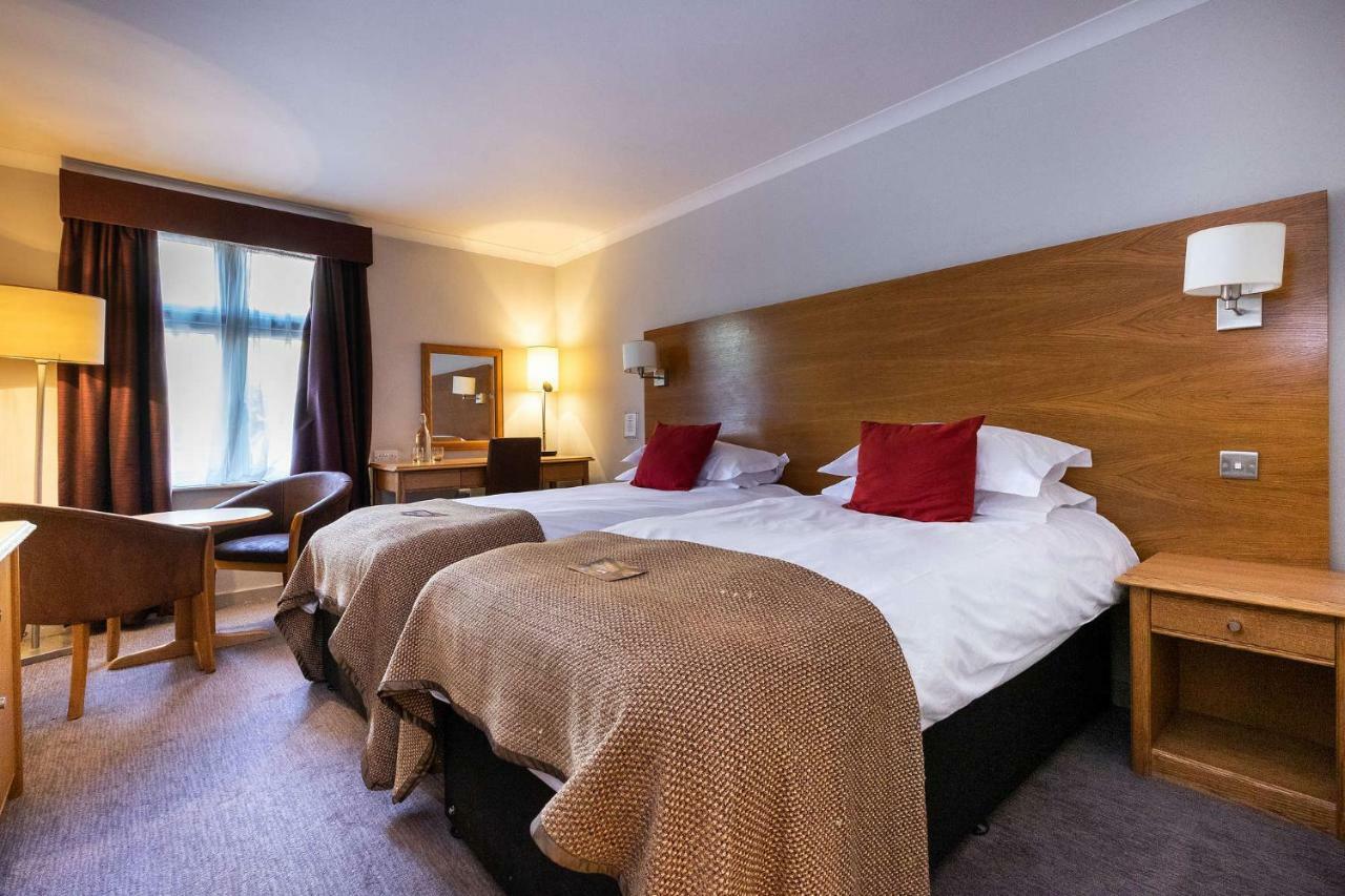 Bridge Hotel Гринфорд Экстерьер фото